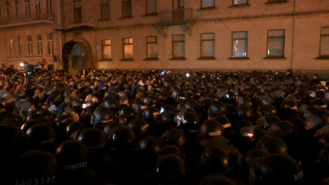 Противники вакцинации перекрывают движение транспорта на улице Грушевского в Киеве
