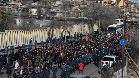 Полиция в Ереване встала цепью между сторонниками и противниками Пашиняна, чтобы не допустить столкновений