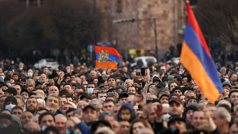Протестующие ворвались в здание администрации района Еревана и потребовали отставки премьера