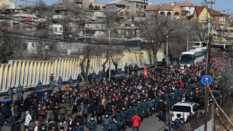 Около 8 тыс. человек участвуют в митинге у здания парламента в Ереване