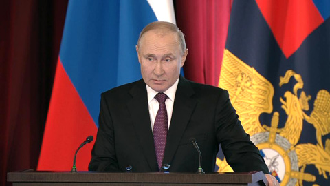 Путин потребовал активнее пресекать попытки вовлечь несовершеннолетних в незаконные акции