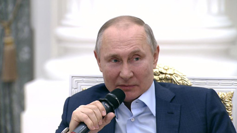 Путин заявил о способности интернета разрушить общество изнутри