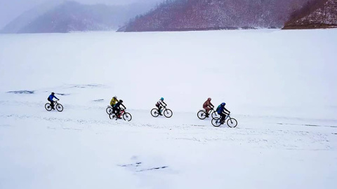 Амурские экстремалы проехали на велосипедах по Зейскому водохранилищу