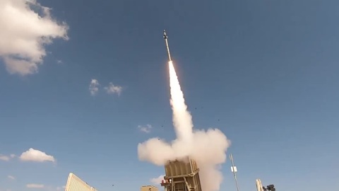 Израильский "Железный купол" отбился от роя дронов
