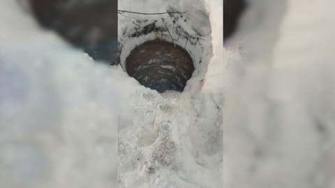 В Самаре чудом спасли женщину и ребенка, упавших в колодец. Видео