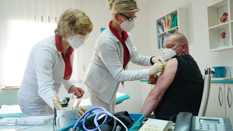 В Берлине прекращают прививать пациентов старше 60 лет вакциной Astrazeneca