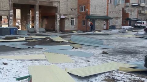 Крышу пятиэтажки сорвало сильным ветром в Хабаровске