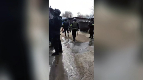 В Мытищах мужчина открыл огонь по силовикам из своего дома