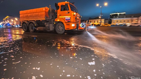 В Москве проведут последнюю весеннюю промывку дорог с шампунем