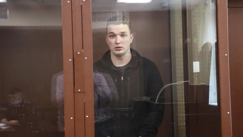 Сотрудники ФСИН надели электронный браслет на блогера Эдварда Била