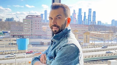 Именинник Денис Клявер поздравил себя снимком с оголенным торсом