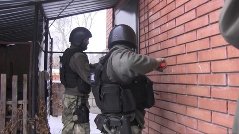 "Выбивали окна и ломали замки": появилось видео штурма жилого дома в Самарской области