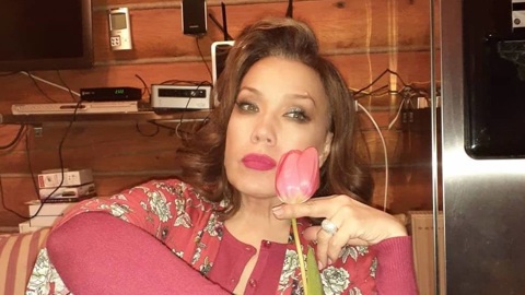 Певица Азиза объяснила, почему перенесла свадьбу