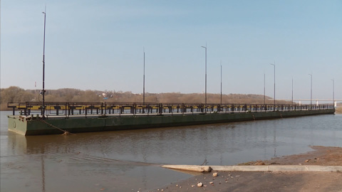 Понтонный мост в Калуге готовят к установке