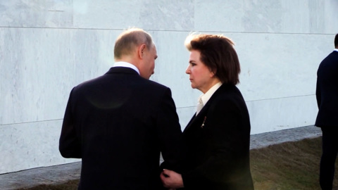 Путин предложил Терешковой "покемарить" в вертолете