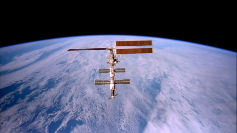 Российские космонавты вернулись из космоса на борт МКС