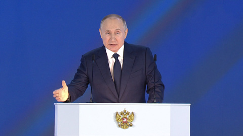 Путин предложил единовременно выплатить семьям школьников 10 тыс. рублей