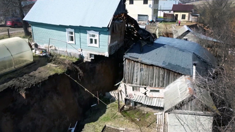 В Нижегородской области провал грунта разделил надвое жилые дома