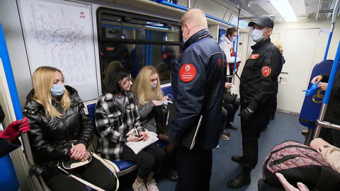 Борьба с COVID-19: в Москве вакцинируют без выходных