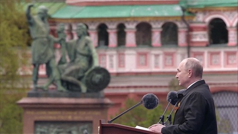 Путин: День Победы навсегда останется священным