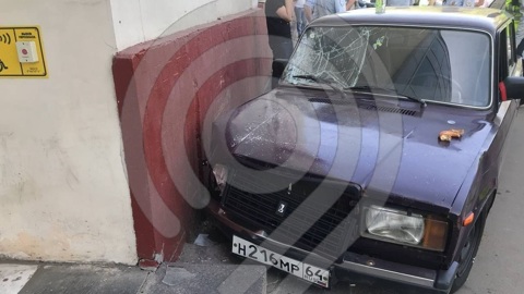 В Москве автомобиль сбил на тротуаре пешеходов