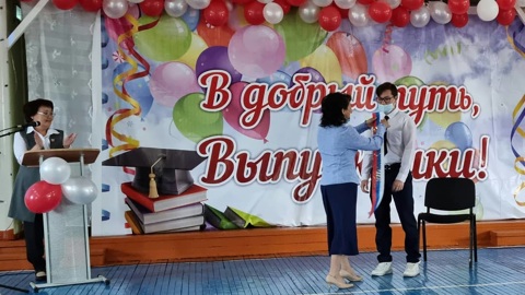 Эксперты оценили затраты родителей на выпускной в российских школах