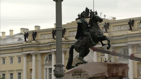В Санкт-Петербурге помыли памятник Петру I на Сенатской площади