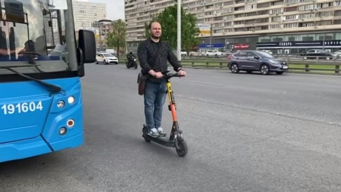 Москва не планирует вводить права для управления электросамокатом