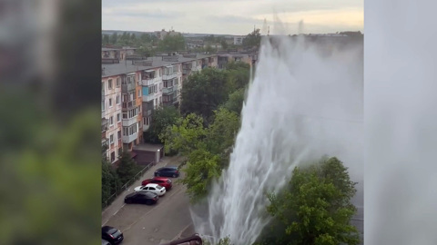 Коммунальный фонтан высотой с дом забил во дворе Челябинска