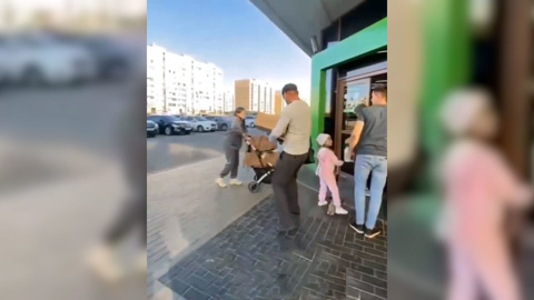В Челнах мужчина раздал прохожим десять коробок краденого мороженого