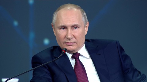 Путин считает, что США сами вредят доллару