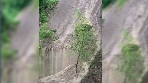 Ливни спровоцировали повторный сход оползня в Сочи