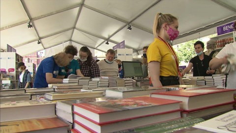 В Москве проходит книжный фестиваль "Красная площадь"