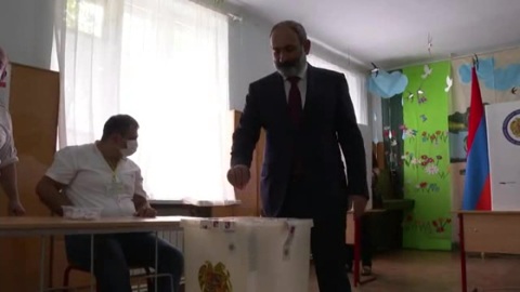 Партия Пашиняна лидирует на досрочных выборах в Армении