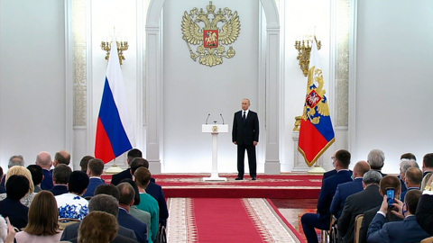 Путин: Госдума VII созыва приняла более сотни законов по поддержке материнства и детства