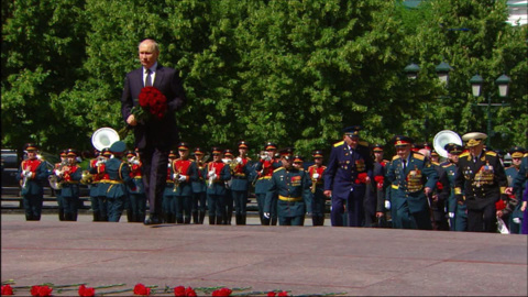 Владимир Путин возложил цветы к Могиле Неизвестного солдата