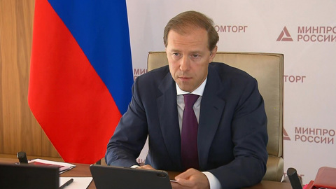 Глава Минпромторга поддержал обязательную вакцинацию на промпредприятиях