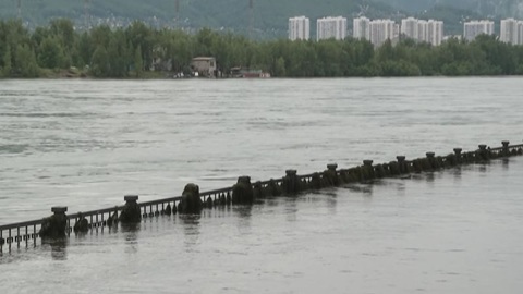 Масляное пятно площадью 25 квадратных метров обнаружено на реке Енисей