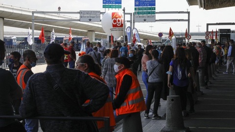 В аэропорту Парижа проходит массовая забастовка