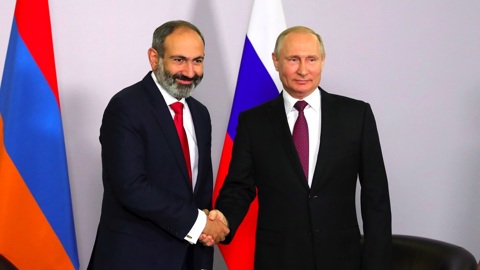 Путин поздравил Пашиняна с результатами выборов в Армении