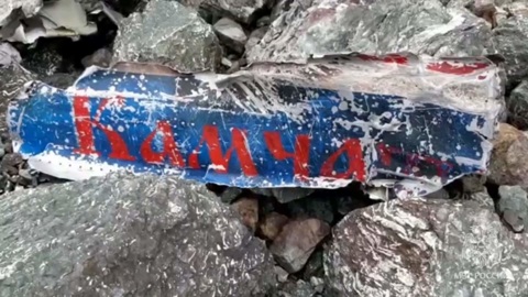 Жители Камчатки несут цветы в центр Петропавловска после авиакатастрофы