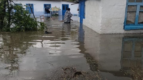 Несколько домов подтопило после ливня в крымском городе Саки
