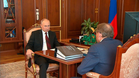 Путин заявил о рассмотрении кабмином новых мер по страховым взносам