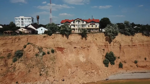 В Севастополе обвалился грунт на пляже