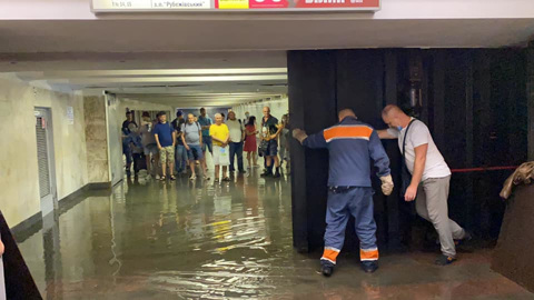 Коммунальщики откачивают воду с улиц Киева после ливня