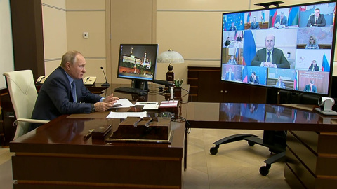 Путин потребовал ускорить темпы вакцинации от коронавируса в РФ
