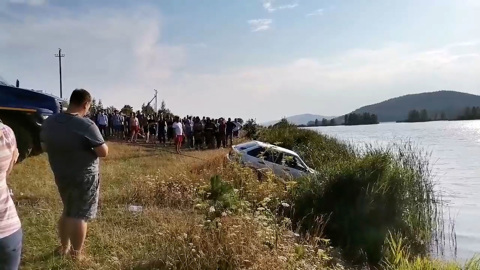 В Миассе из пруда вытащили машину с телом женщины внутри