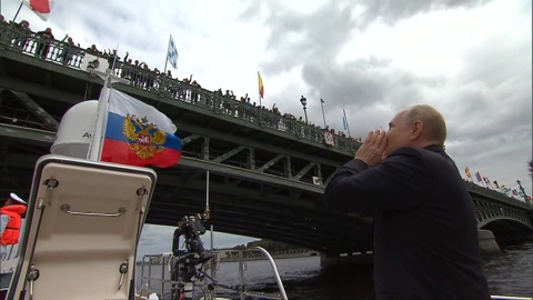 Водная прогулка президента после парада