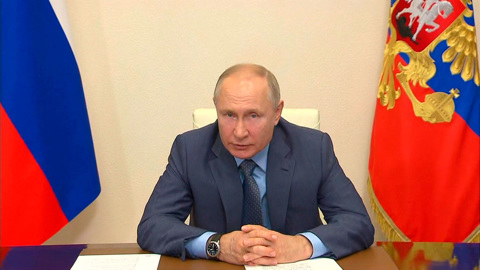 Путин поручил начать выплаты на школьников со 2 августа