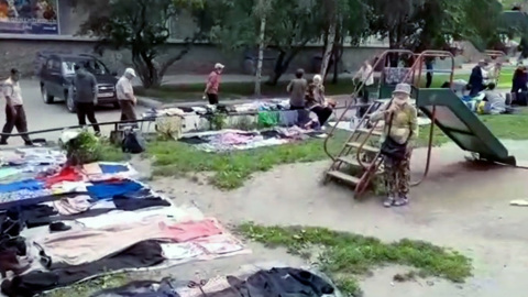 Новосибирские пенсионеры устроили блошиный рынок прямо на детской площадке